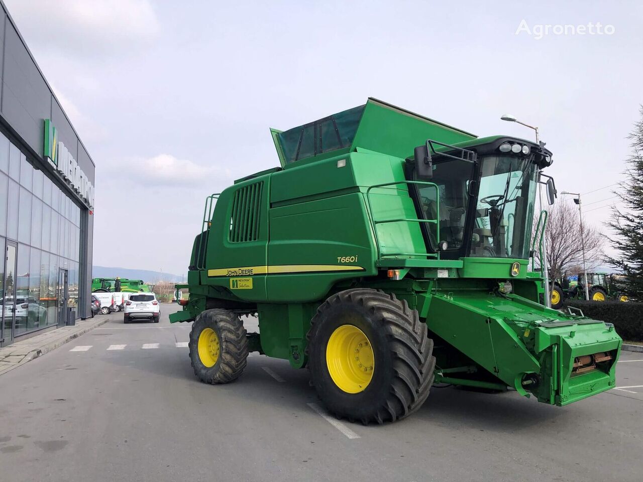 John Deere T660 grain harvester