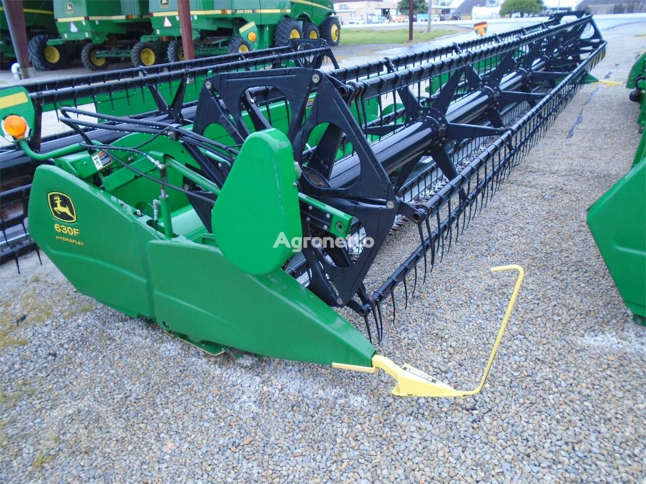 John Deere 630F grain header