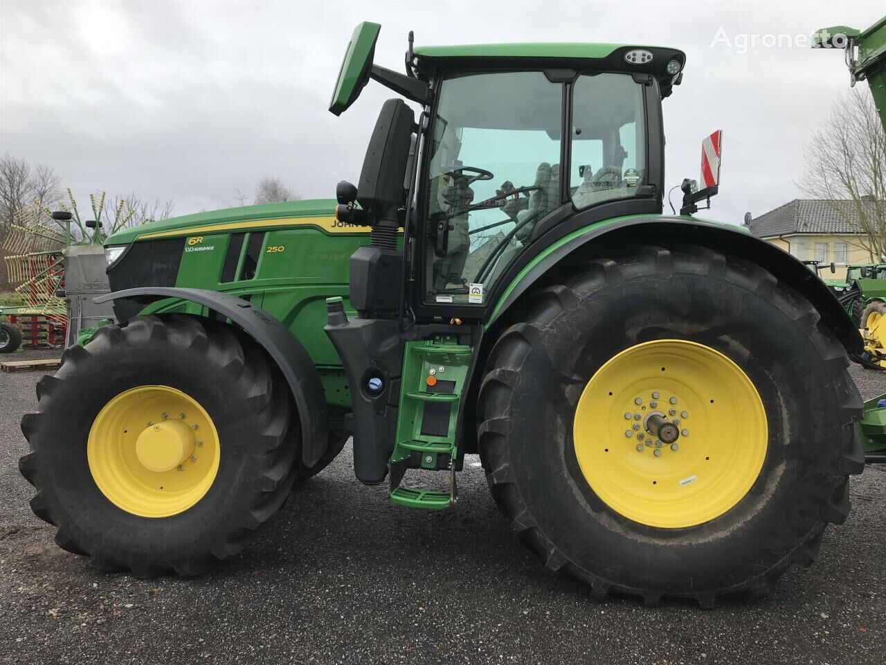 6R 250 wheel tractor